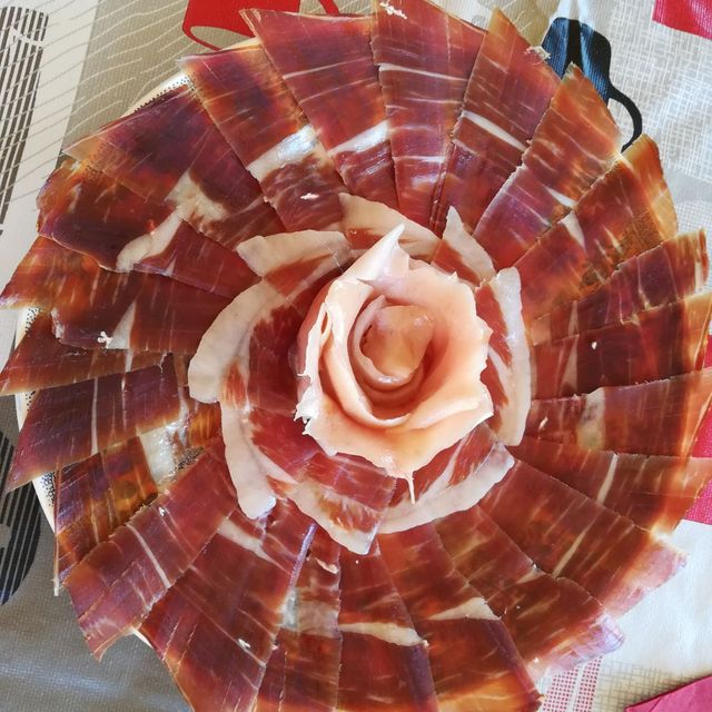 plato de jamón dibujando una flor con el producto 